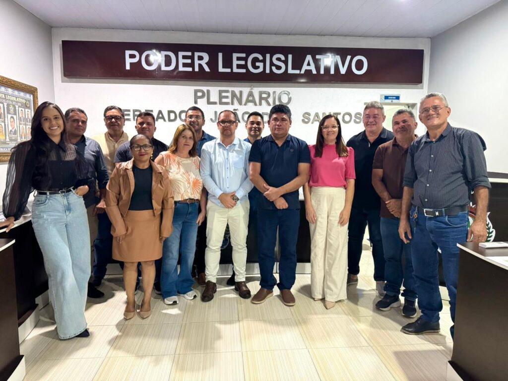 Câmara recebe o prefeito Enéias e o vice-prefeito Augusto na sessão de encerramento do ano legislativo